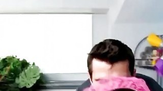 Cô bạn gái mới lớn bị bạn của anh trai làm tình sau lễ hội và anh trai phát hiện nhưng…