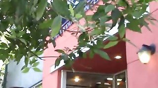 Em gái kế muốn cởi đồ và thổi kèn cho tôi trong rừng