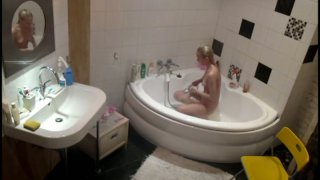 đang nện thì mẹ của em người yêu về...