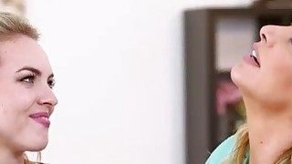 Cô vợ địt trộm với anh shipper ngay bên cạnh Ông chồng khiếm thị