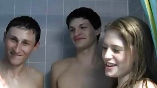 "Con gọi ta là mẹ đỡ đầu suốt ba năm nay, thật bất công!"