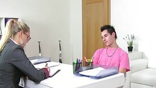 Giúp em đồng nghiệp có một đêm sướng lồn