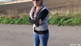 Cô hầu gái Latin Laserina mở rộng chân để chào đón con gà trống