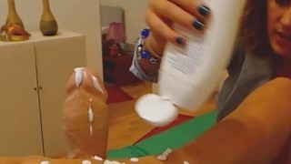 Nhờ em gái xinh xắn vệ sinh đầu cặc