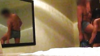 Người mẫu hộ tống đẳng cấp nữ thần có thân hình tuyệt đẹp và là chuyên gia tình dục tuyệt vời. Cô gái ăn con cặc một cách ngon lành, cái lưỡi mềm mại của cô liếm tinh hoàn và quy đầu với âm thanh xèo xèo.