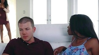 Anh gia sư luyện thi đại học bất lực trước cô học trò nghiện xoa đầu vú