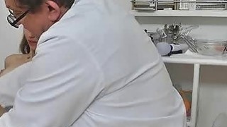 Anh gia sư bò tuôi kèm thêm cho em môn thổi kèn