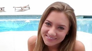 Cầu xin quản lý giả làm hôn thê trong 3 ngày để lừa bố má, dù diễn nhưng lại trả bài luôn sếp