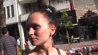 Tiểu Mã đang tìm kiếm niềm vui. Đêm nay, anh ấy sẽ xuất tinh bên trong một cô gái ngâm chân trong gia đình tử tế mà không cần bao cao su. Cô ấy có làn da trắng và vẻ ngoài xinh đẹp. Cô ta tham lam tiền bạc và cái của quý to lớn này. Đây là nơi không thể bỏ qua để thưởng thức những cảnh khiêu dâm và thú vị