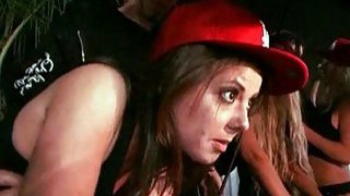 Ở nhà, tôi quyến rũ người bạn sói của mình bằng những bộ trang phục gợi cảm và làm theo chỉ dẫn của anh ta để phơi bày cơ thể mình [MP4/524MB]