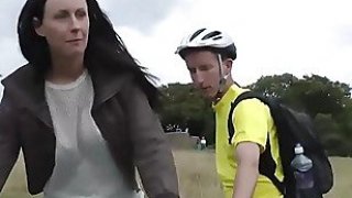 Cậu em trai thường nghe tiếng rên bên phòng chị gái và phát hiện chị nghiện thẩm du