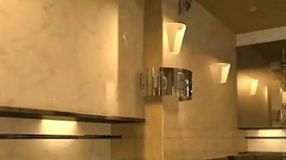 Cô gái 18 tuổi để lộ mặt trong cổ họng sâu hoang dã