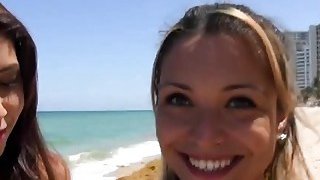 Người phụ nữ trẻ đẹp với mái tóc dài và tất đen, đôi chân dài, đang quan hệ tình dục theo nhiều tư thế khác nhau, với biểu cảm gợi cảm