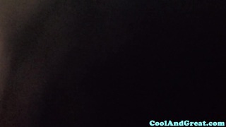 Em nhân viên công ty đồ lót bị bắt làm người mẫu vì sự cố thiếu mẫu