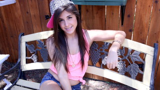 Bố dượng trừng phạt đứa con gái ngỗ nghịch không nghe lời