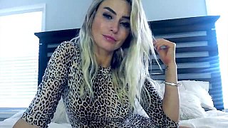 Ngủ nhờ nhà quản lý nữ tốt bụng sau khi trễ chuyến tàu về nhà với vợ