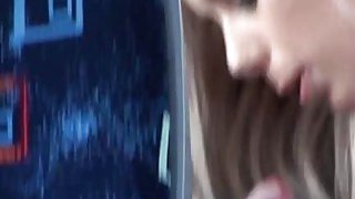 Cô gái tóc vàng bú cu ở bãi biển - xuất tinh vào miệng - Ngoài trời