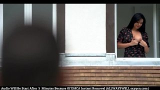 Một phụ nữ trẻ có ngoại hình ưa nhìn, mặc quần tất lưới đen, tai và âm hộ gợi cảm. Máy rung được đưa vào tương tác kép và đi tiểu vào miệng. Thật là hấp dẫn. Đừng bỏ lỡ nếu bạn thích nó.