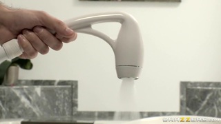 Giải tỏa cơn thèm địt cùng em gái massage kích dục