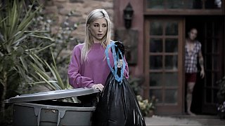 Gõ cửa phàn nàn gã nhà sát bên ổn ào, sống bẩn nào ngờ chọc giận hắn ta