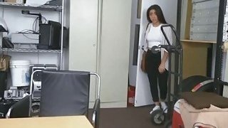 Thanh niên cho chủ nợ cùng chịch ghệ ngon để trừ dần