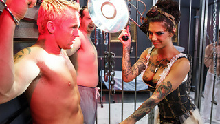 Vợ dâm đãng banh háng cho nhân viên địt