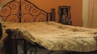 Chồng tôi không thể thỏa mãn tôi, vì vậy tôi đưa cái mông to của mình ra để người khác quan hệ