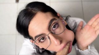 Cô gái tóc vàng nhỏ bé đánh nhau với một nữ sinh đeo kính mặc đồng phục, cưỡi trên mặt cô ấy, liếm lồn cô ấy, vặn eo thon của cô ấy, chủ động cưỡi và đưa vào sâu, đủ mọi tư thế đều được đưa ra