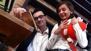 Cô nhân viên gạ tình trai đẹp vào khách sạn