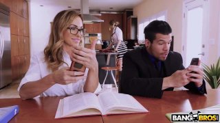 đôi bà xã gã chồng trẻ chuyển đến nơi ở mới nào ngờ bị gã vô gia cư theo dõi