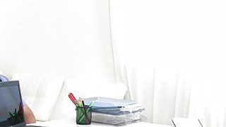 Cô gái tóc ngắn, trong sáng, mặt trẻ thơ hẹn gặp để quan hệ tình dục. Cô ấy mút và liếm con cặc lớn, nuốt và nhổ ra. Kỹ năng nói của cô ấy là hạng nhất. Hầu hết mọi người đều không thể chịu đựng được.