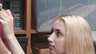 Thanh niên ngã cầu thang được cô nàng nhà bên đưa vào nhà chăm “sóc”