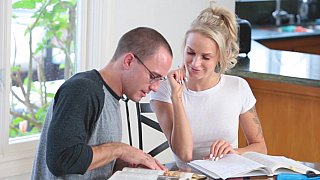 Cấp trên đi vắng, nhân viên đến nhà xơi luôn bà xã sếp