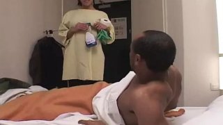 Ngủ "nhầm" phòng chị gái