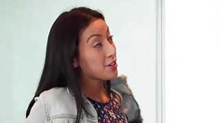 Cô bạn học thời thơ ấu gạ địt tôi ngay trên trường