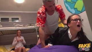 Gái xinh mải chơi game dạng lồn cho bạn trai tự địt