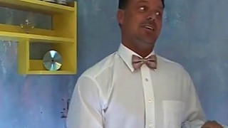 Cô gái trẻ lụa đen ở nhà