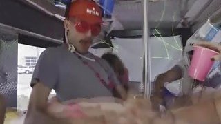 Em nhân viên bênh viện tận tâm chăm sóc cho mấy anh bệnh nhân không muốn rời viện