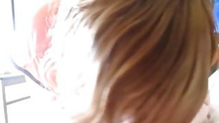 Con đĩ quyến rũ cạo lông mu và phục vụ anh trai lớn của mình, để lộ khuôn mặt và mở háng bằng tất đen và thổi kèn cho một con cặc lớn