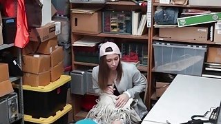 Trò chơi thủ dâm bằng dương vật giả của Taylor và người bạn đồng tính nữ