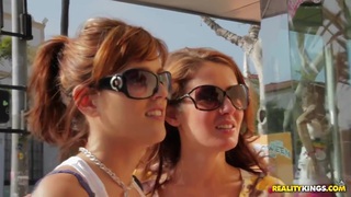 Cô trưởng phòng không mặc áo lót và anh nhân viên may mắn