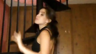 Người nổi tiếng trên mạng có ngực to và mông to! Bạn tình của tôi đang sờ vào âm hộ của tôi và nó ướt quá! Mút liếm dương vật, nâng mông béo lên, ôm eo và tiến vào từ phía sau, tắm trong phòng tắm...