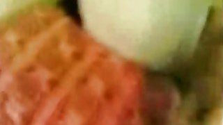 Cậu học sinh qua sửa tivi cho chị nhà cạnh bên được trả công hậu hĩnh