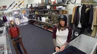 Lén lút bú buồi anh rể khi chị gái làm việc