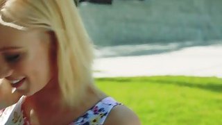 Má dẫn con gái đi mát-xa trị liệu bị anh kỷ thuật viên móc trúng điểm g