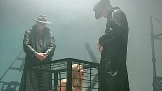 Đây là lần đầu tiên tôi thấy một phòng tình dục chuyên nghiệp như vậy. Cô gái ngực to và mông to có vẻ hơi phấn khích. Cô ấy bị gã đeo kính đói khát lột sạch quần áo và bị cưỡng hiếp. Tiếng rên rỉ của cô ấy làm dương vật tôi cứng lên. Cô ấy có thể hét lên và lời thoại rất rõ ràng.