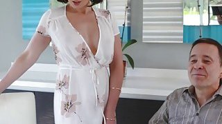 Cô gái nhỏ nhắn bị quan hệ sau buổi tập luyện