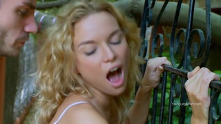 Anh huấn luyện viên cứng ngắt trước 2 em học viên ngực khủng