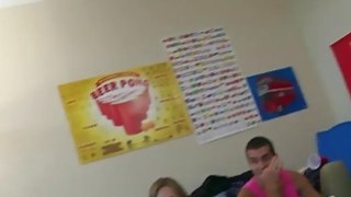 Jingdong Films-Vợ dâm đãng không hài lòng với bộ đồng phục của mình và có thể xuất tinh khi nghe thấy tiếng động