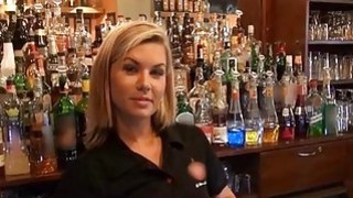 Tỉnh rượu thì phát hiện đang chung giường với cô chủ quán bar